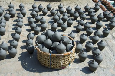 Sepet ve seramik. geleneksel seramik sepetle. Tencere - torbalar içinde. Nepal.
