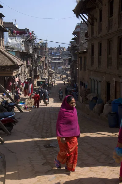 Mujer Nepalí Con Ropa Tradicional Brillante Una Calle Ciudad — Foto de Stock
