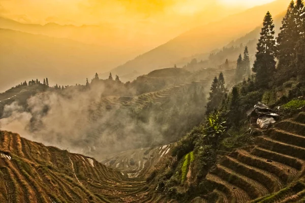 Puesta Sol Escarlata Paisaje Otoñal Brumoso Con Terrazas Arroz China —  Fotos de Stock