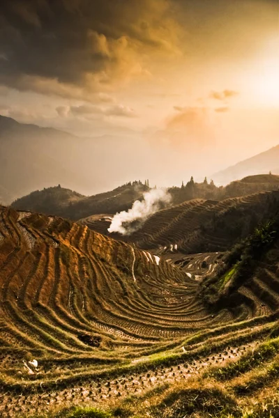 Otoño Las Montañas China Paisaje Otoñal Brumoso Con Terrazas Arroz —  Fotos de Stock
