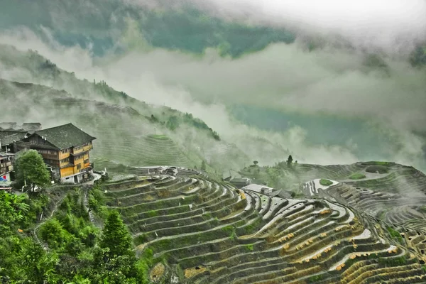 언덕에 구름과 언덕입니다 라이스 테라스와 풍경입니다 Yangshuo Longsheng — 스톡 사진
