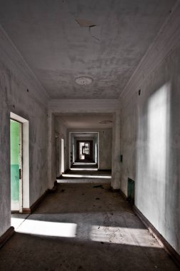 terk edilmiş bir koridor, bir kitap uçuş bir cuckoo's nest over anımsatan. Terk edilmiş Hotel Gagripsh, Abhazya.