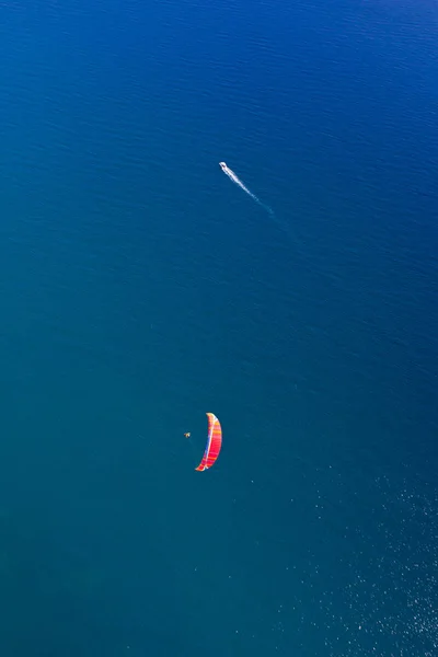 滑翔伞和船舶在 — 图库照片