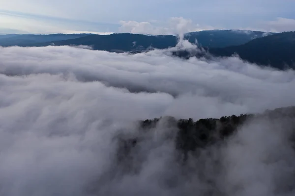 パラグライダーで雲の上を飛んで 自由飛行 雲の下 — ストック写真