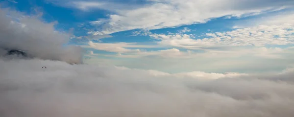 Małych Paralotnia Leci Nad Morze Białe Chmury Panorama Symbolem Wolności — Zdjęcie stockowe