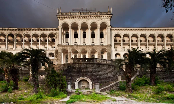Bir büyük, şık otel sütunlarla terk edilmiş bir kez. düşüş ve pathos. Gagripsh, Abhazya