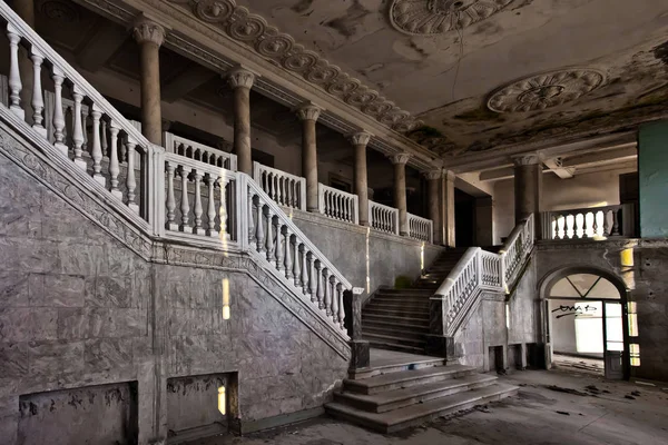 Sala Abandonada Rico Hotel Con Columnas Lujo Decadencia —  Fotos de Stock