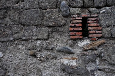 Eski karanlık duvar gri taş, kırmızı boşluklar kırmızı tuğla, kaotik duvar. arka plan