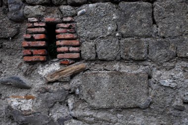 Eski karanlık duvar gri taş, kırmızı boşluklar kırmızı tuğla, kaotik duvar. arka plan