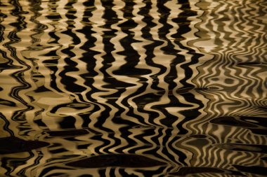 Çizgili vel dokusuna benzer oluşturan su dalgaları