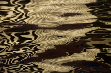 Suyun altın ipek (kadife) dokusu vardır