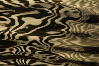 Suyun altın ipek (kadife) dokusu vardır