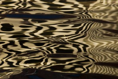 Suyun altın ipek (kadife) dokusu vardır