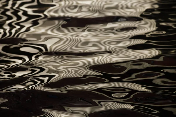 Волны на воде создают странные дифракционные структуры, похожие — стоковое фото