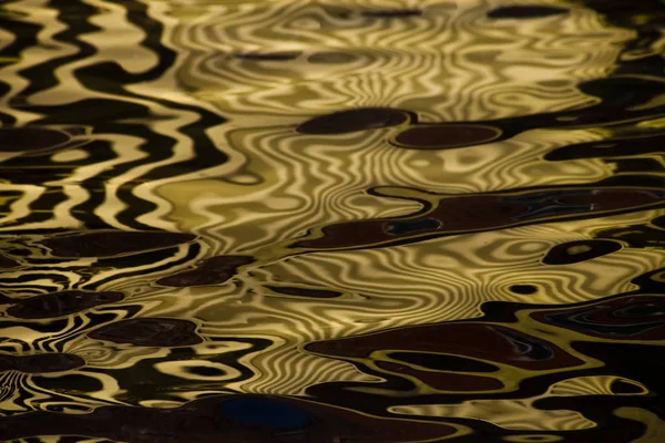 Las olas en el agua crean estructuras difraccionales extrañas similares —  Fotos de Stock