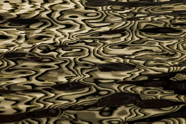 Ondas na água criam estruturas difracionárias estranhas semelhantes — Fotografia de Stock