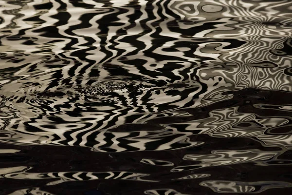 Хвилі на воді, що утворюють смуги, схожі на текстуру велюру — стокове фото