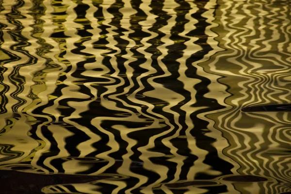 Wellen auf dem Wasser bilden Streifen ähnlich der Textur von vel — Stockfoto