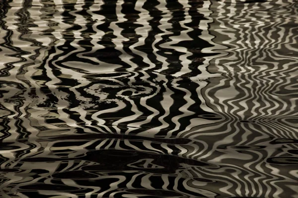 Ondas na água criam estruturas difracionárias estranhas semelhantes — Fotografia de Stock