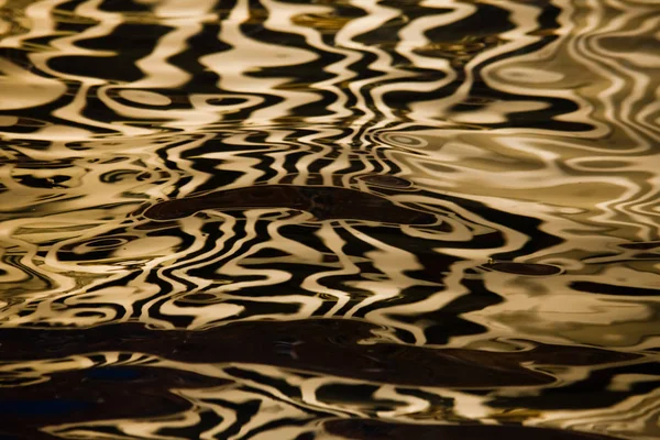 Vlny na vodě vytvářet hrozivou diffractional struktury podobné — Stock fotografie