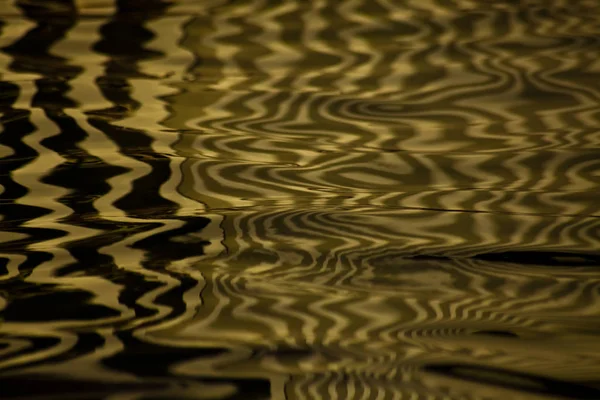 Ondas na água criam estruturas difracionárias estranhas semelhantes — Fotografia de Stock