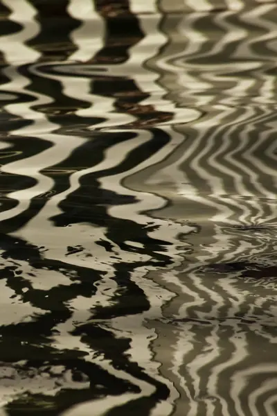 A textura das ondas e ondulações é seda dourada.e o ouro — Fotografia de Stock