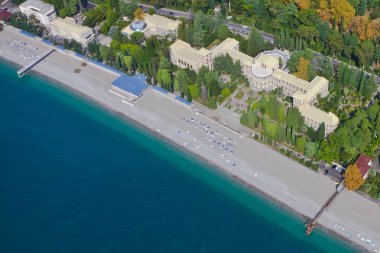 Yukarıdan aşağıya bir yeşil orman (aer denizin kenarında güzel oteller görüntülemek