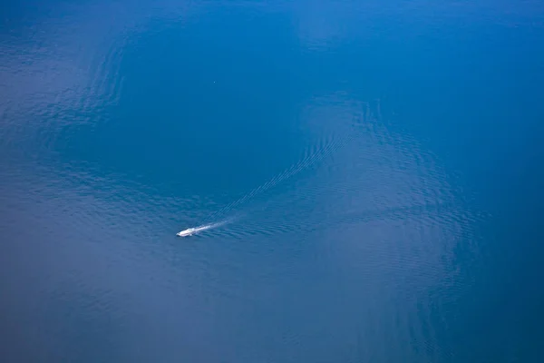 明亮的蓝色灿烂的海从一个伟大的高度 (空中照片从 — 图库照片