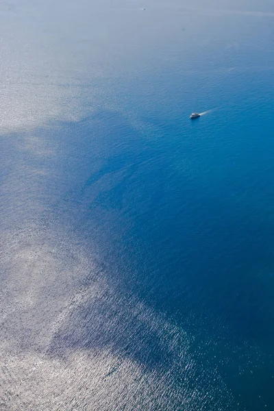 明亮的蓝色灿烂的海从一个伟大的高度 (空中照片从 — 图库照片