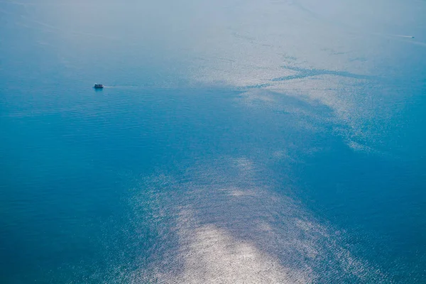 Jasne błękitne morze genialny z dużej wysokości (lotnicze Zdjęcia z — Zdjęcie stockowe