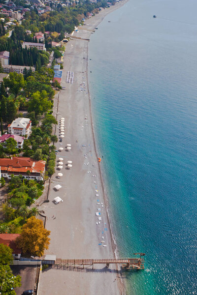 Вид сверху на красивое побережье с пляжем (фото с воздуха)
