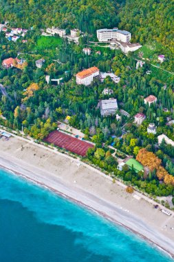 Otel ve otel zengin br deniz kenarında güzel yeşil tepeler