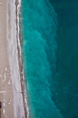 Yukarıdan aşağıya (düz lay) görünümü mavi (Turkuaz) s ve plaj