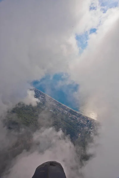 Δείτε πτήση μέσα από τα σύννεφα από το πιλοτικό, καλοκαιρινές διακοπές μου — Φωτογραφία Αρχείου
