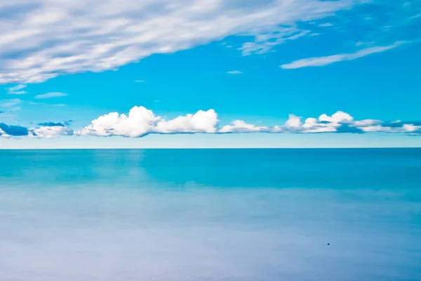 Πολύ μπλε όμορφη ήρεμη θάλασσα, πλούσια χρώματα και ουρανός, ένα θέρετρο holi — Φωτογραφία Αρχείου