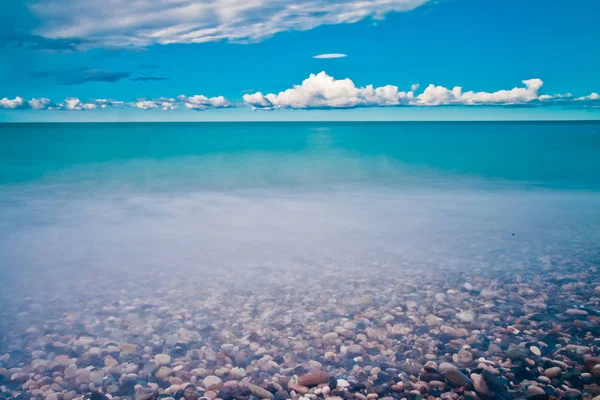 Muy azul hermoso mar tranquilo, ricos colores y el cielo, un resort holi — Foto de Stock