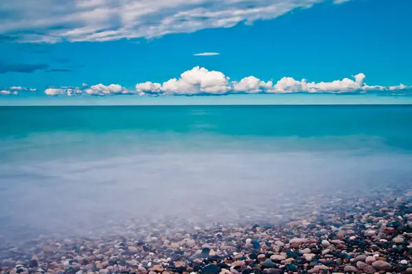 Muy azul hermoso mar tranquilo, ricos colores y el cielo, un resort holi — Foto de Stock