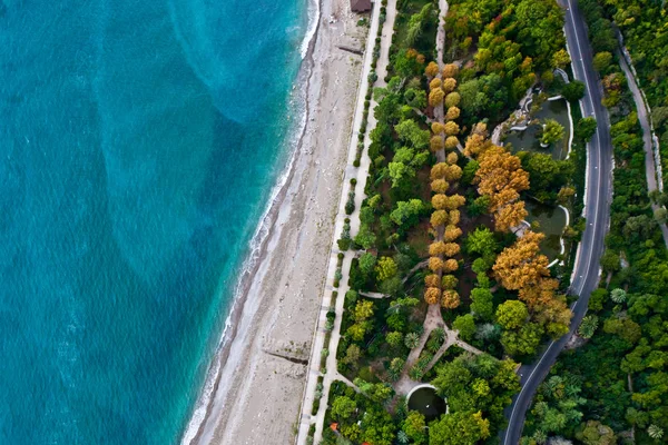 海滩和蓝色 (绿松石) 的自上而下 (平坦的铺设) 视图 — 图库照片