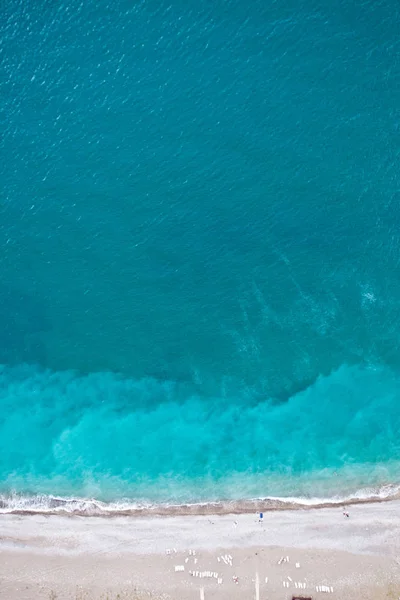 Yukarıdan aşağıya (düz lay) görünümü mavi (Turkuaz) s ve plaj — Stok fotoğraf