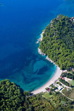 Yeşil cennet körfezi (körfez) yeşil dağlar ve gök mavisi deniz arasında