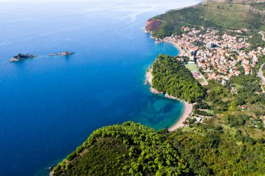 Yeşil cennet körfezi (körfez) yeşil dağlar ve gök mavisi deniz arasında