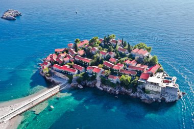 Ada üzerinde uçuş (Sveti Stefan). Aşağıdaki manzara (aer