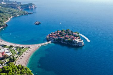 Ada üzerinde uçuş (Sveti Stefan). Aşağıdaki manzara (aer