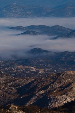 Karadağ 'daki mavi dağlar ve Lovcen Dağı manzarası.