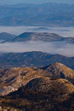Karadağ 'daki mavi dağlar ve Lovcen Dağı manzarası.
