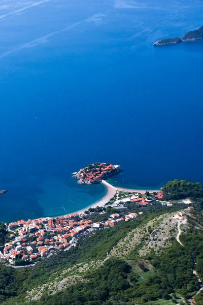 Paradise eiland - de stad Sveti Stefan ver onder, luchtfoto pho — Stockfoto