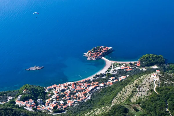 Paradise eiland - de stad Sveti Stefan ver onder, luchtfoto pho — Stockfoto