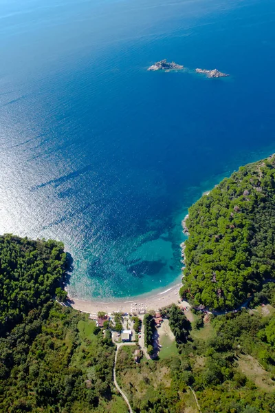 Groene paradijs baai (baai) tussen groene bergen en de azuurblauwe zee — Stockfoto