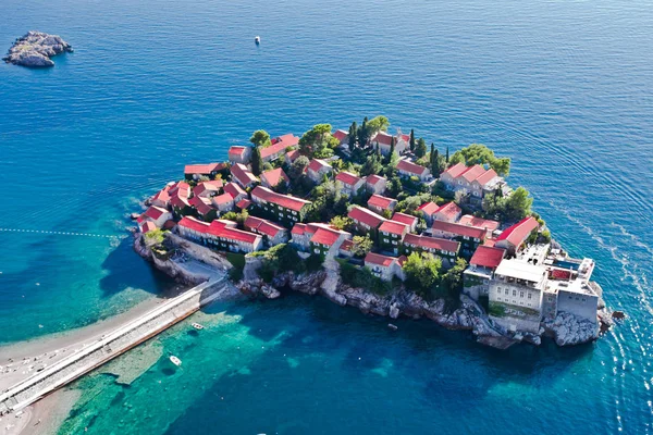 Vlucht over de eilandstad (Sveti Stefan). landschap beneden (aer — Stockfoto