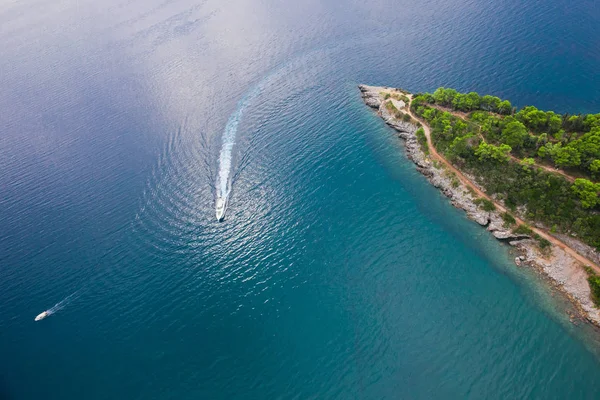 Forest peninsula and motor yachts sail. landscape below (aerial — Zdjęcie stockowe